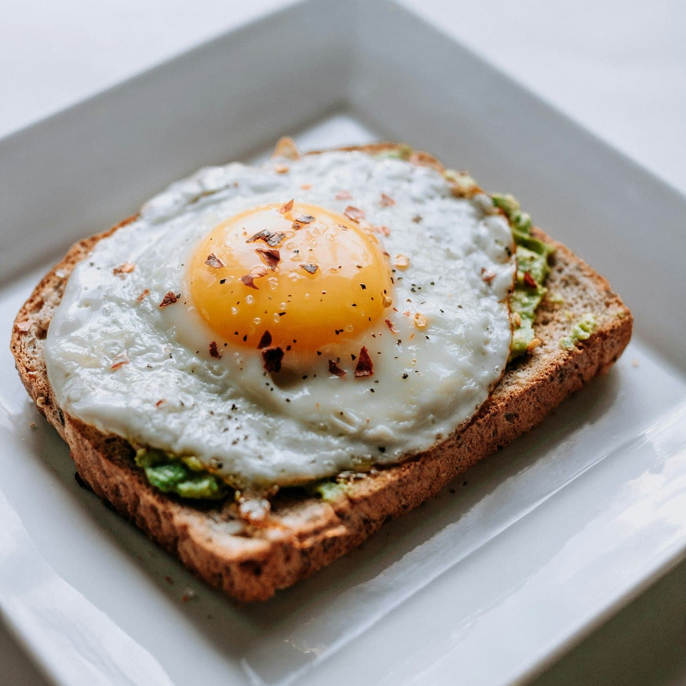 Frühstück mit Spiegelei auf Toast