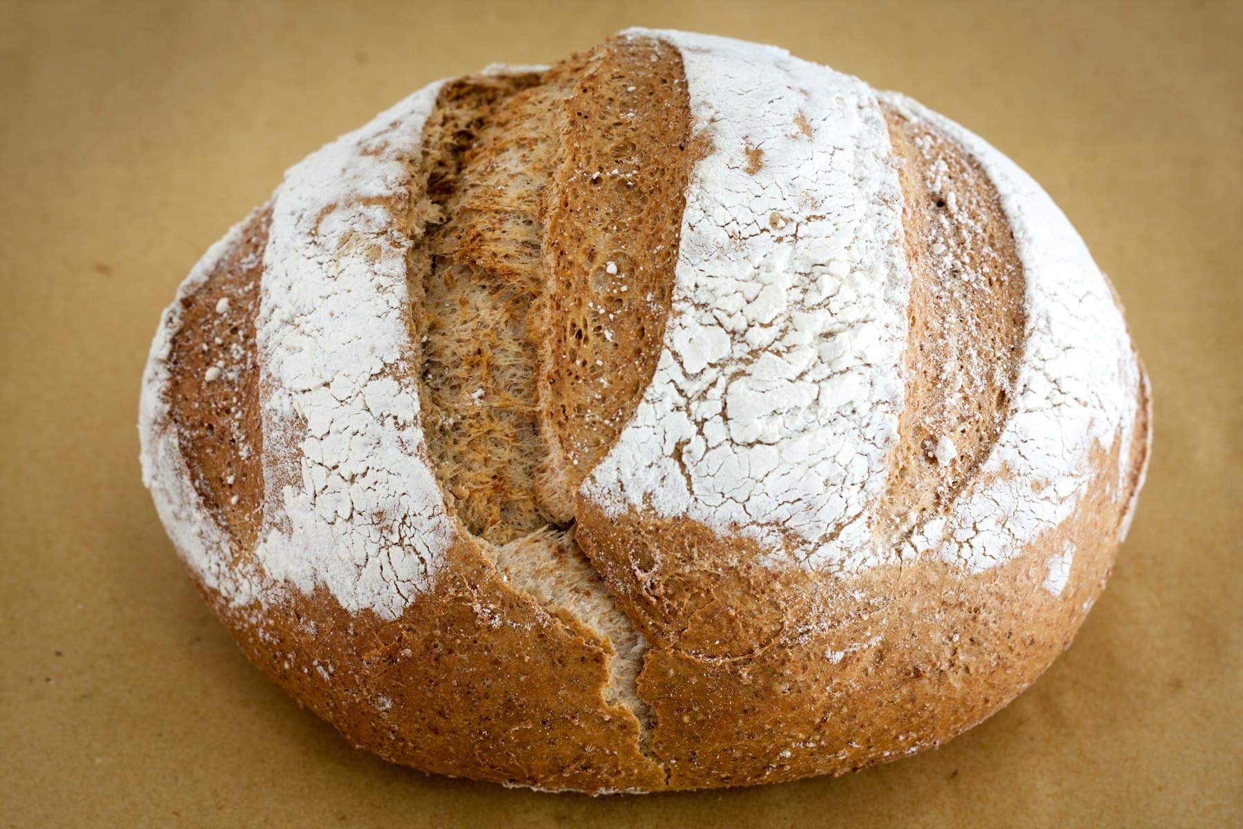 Rustikaler Brotlaib aus der Backstube